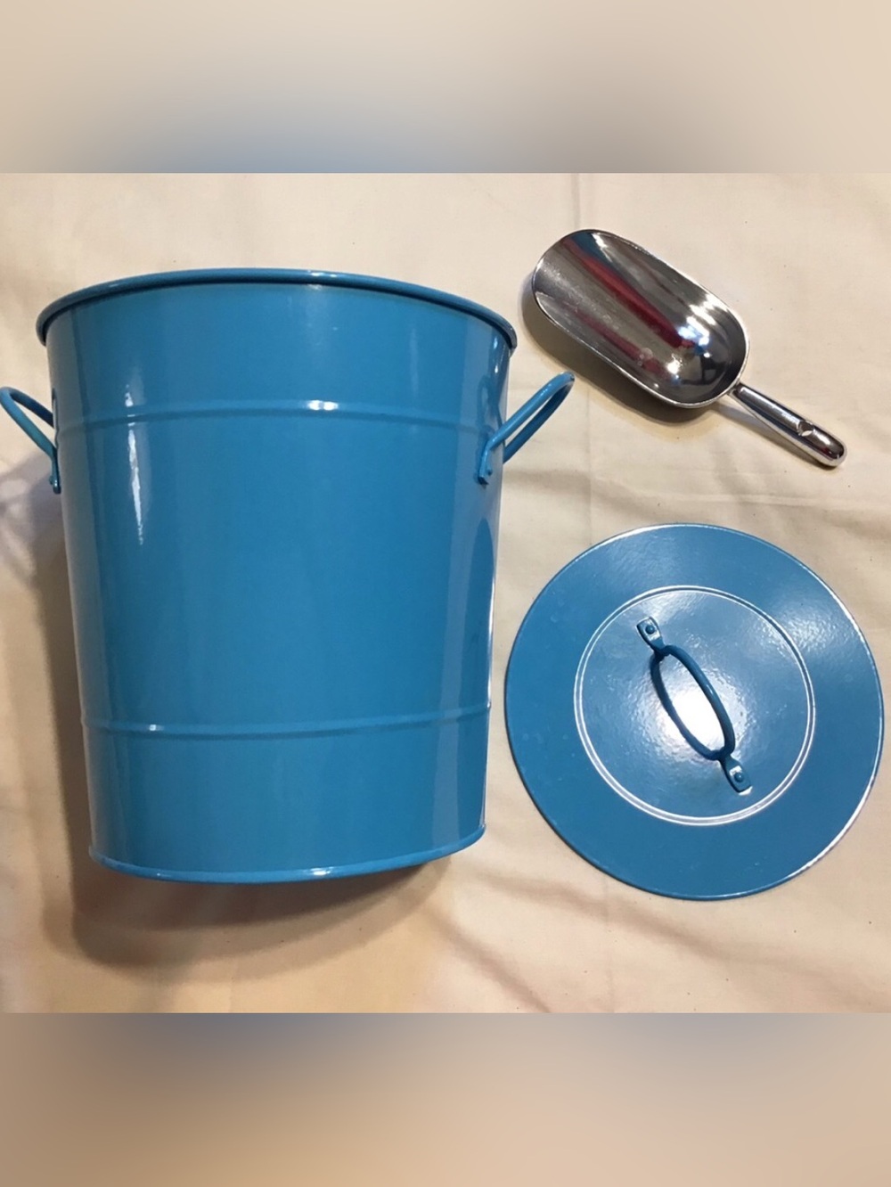 Blue Insulated Ice Bucket With Lid and Scoop